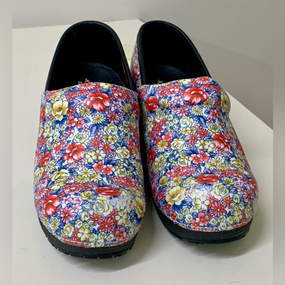 Women’s 9 Floral Pattern Heeled Rubber Slip Resistant SKECHERS Work Clogs